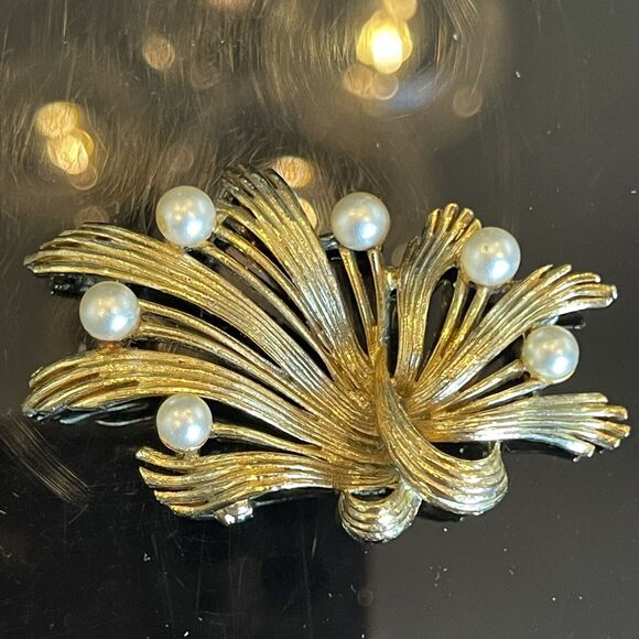 Vintage Signed Lisner Ribbon Gold Tone Faux Pearl Spray Brooch Women’s Jewelry - Picture 6 of 7